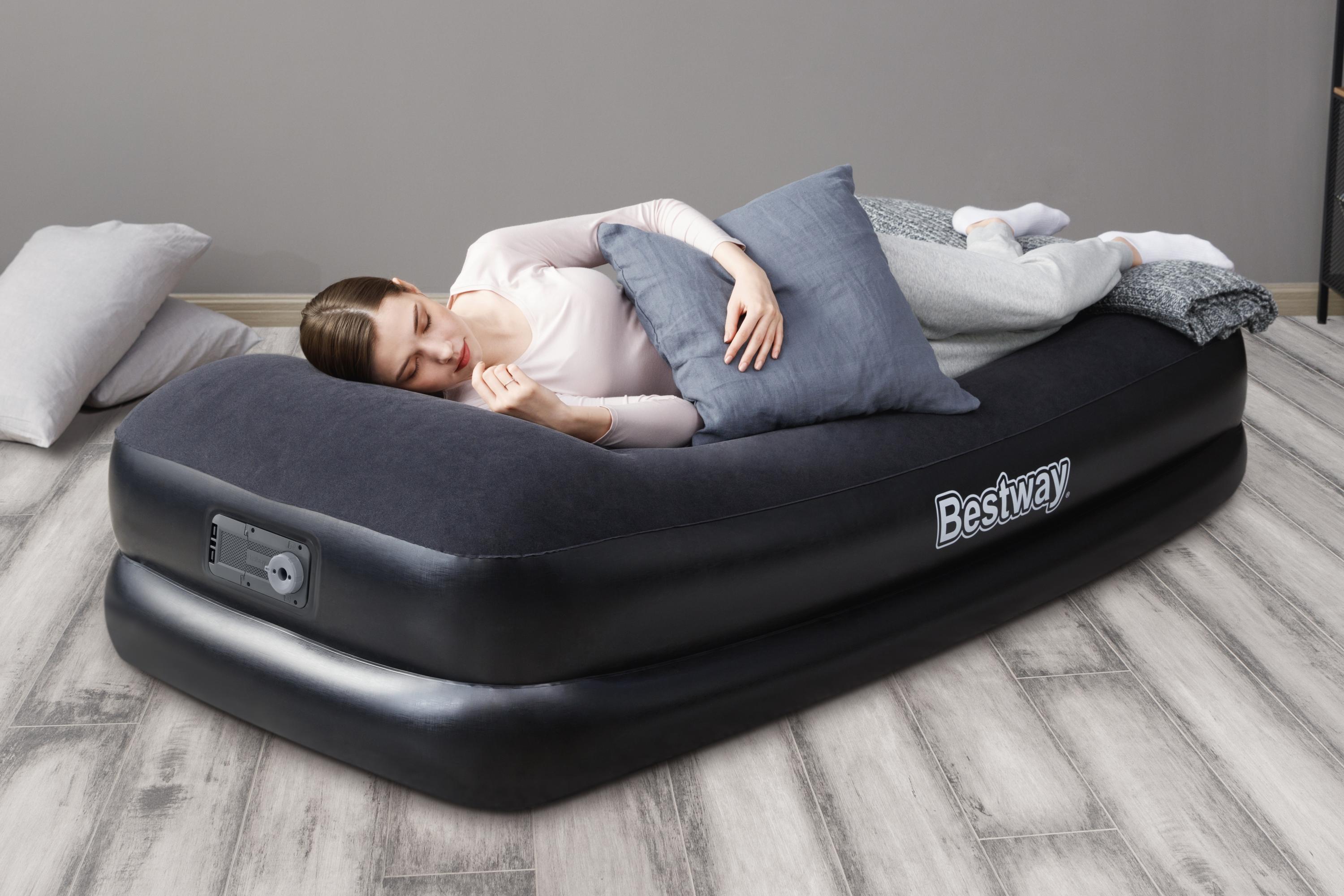 Надувная кровать со встроенным электронасосом
