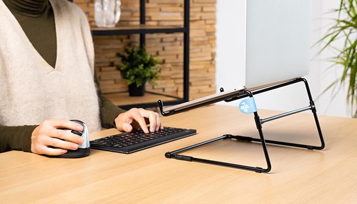 Brengt je laptop op ooghoogte