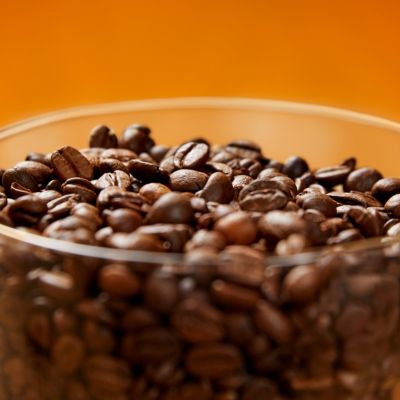 Zachowaj świeżość ziaren na dłużej dzięki szczelnemu pojemnikowi z pokrywką Aroma