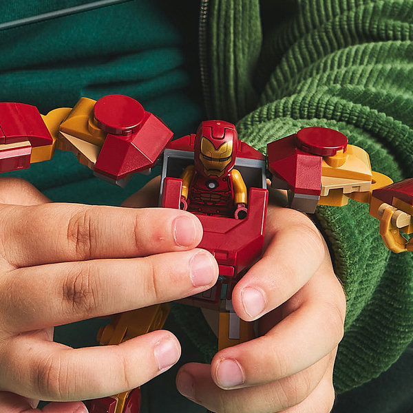 Iron Man sitzt im Cockpit