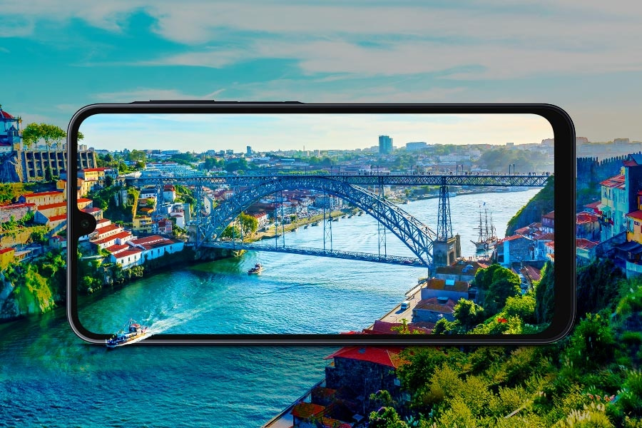 Crisp colours and details come alive on a 6.7" display