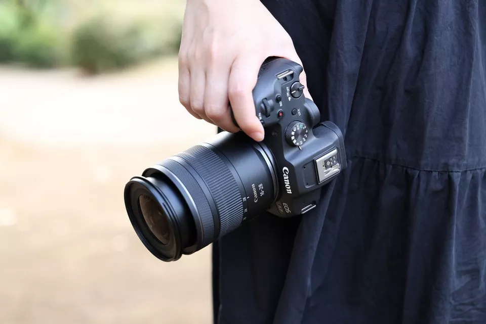 A lens built for travelling light
