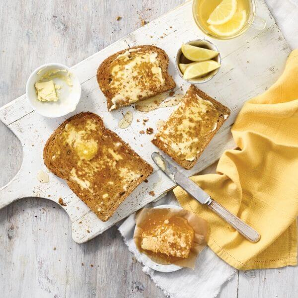 Toasts 2 slices of bread at the same time