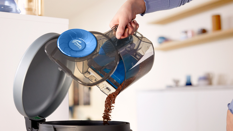 Speziell entwickelter Staubbehälter für hygienisches Entleeren mit einer Hand