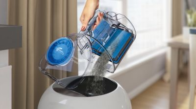 Dammbehållare utformad för hygienisk tömning med en hand