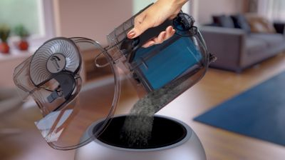 Speziell entwickelter Staubbehälter für hygienisches Entleeren mit einer Hand