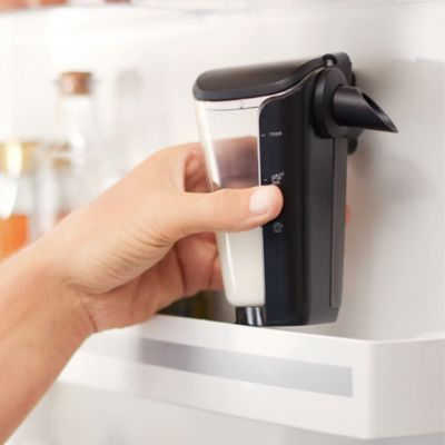 Pokrywka LatteGo umożliwia przechowywanie mleka w lodówce
