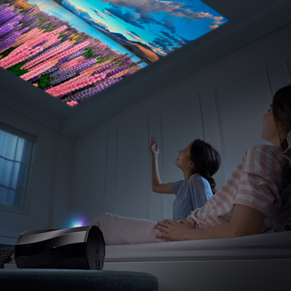 <b> Stand-Free, Any Angle Projection </b>