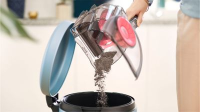 Nádoba na prach navržená pro hygienické vyprazdňování jednou rukou