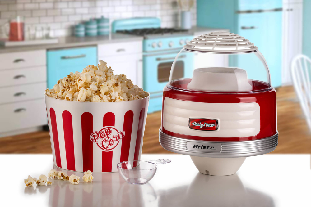 Sgranocchia i popcorn direttamente dalla ciotola