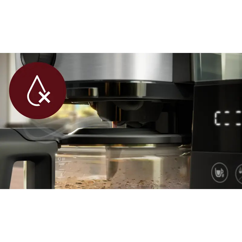 Mit der Tropf-Stopp-Funktion eine Tasse Kaffee einschenken, noch bevor der Brühvorgang abgeschlossen ist