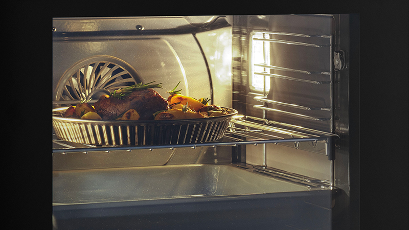 360° visibility: illuminate your oven... And your dishes!