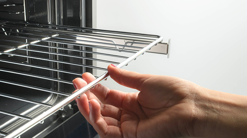 Telescopic guides: take out your food with ease