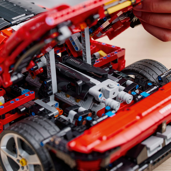Detailgenauer V12-Motor