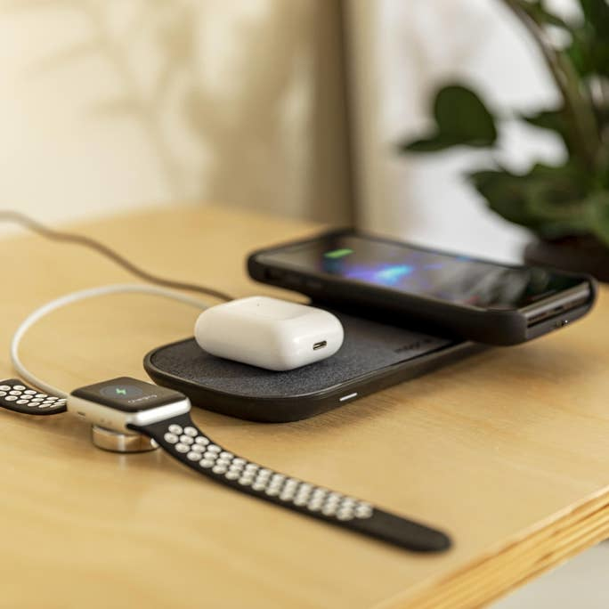mophie 409903635 mobile device charger Headset, Smartphone Black AC Wireless charging Indoor – image 2