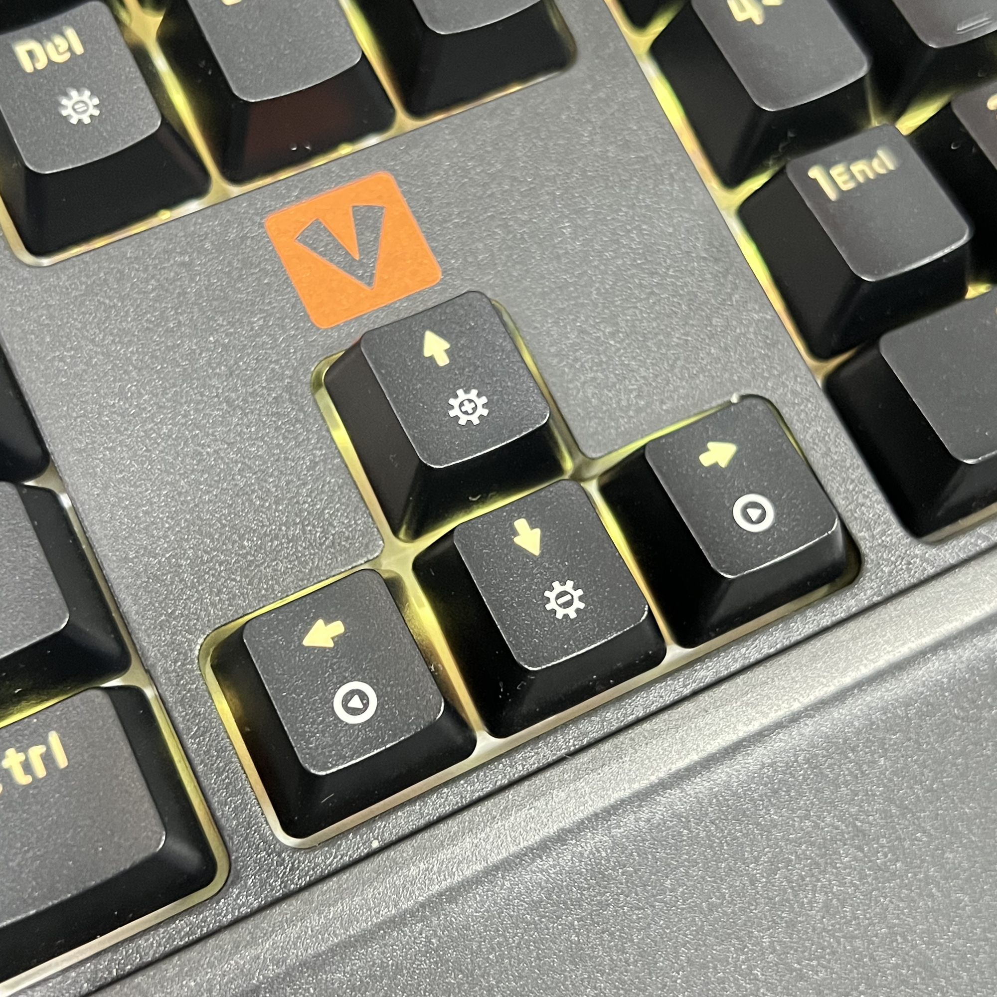 VIDA MECHA MECHANICAL RGB KEYBOARD – image 5