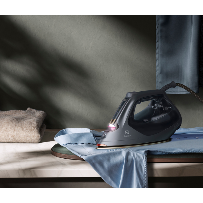 Electrolux E8SI1-7EGM Steam iron RESILIUM soleplate – image 6