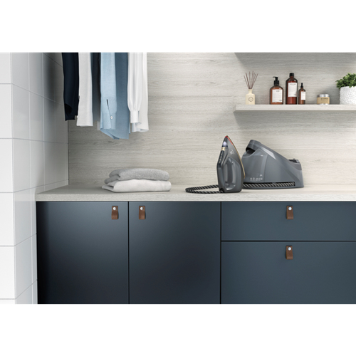Electrolux E8ST18EGM steam ironing station – image 2