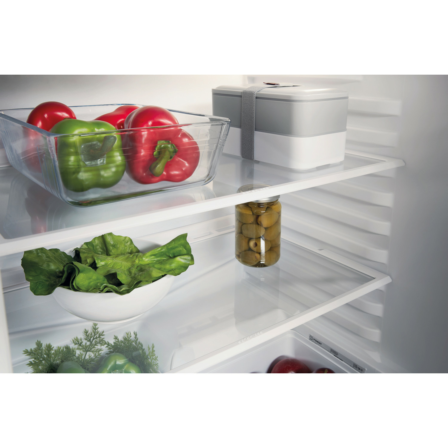 Indesit INBUL011.UK fridge Built-in – image 3