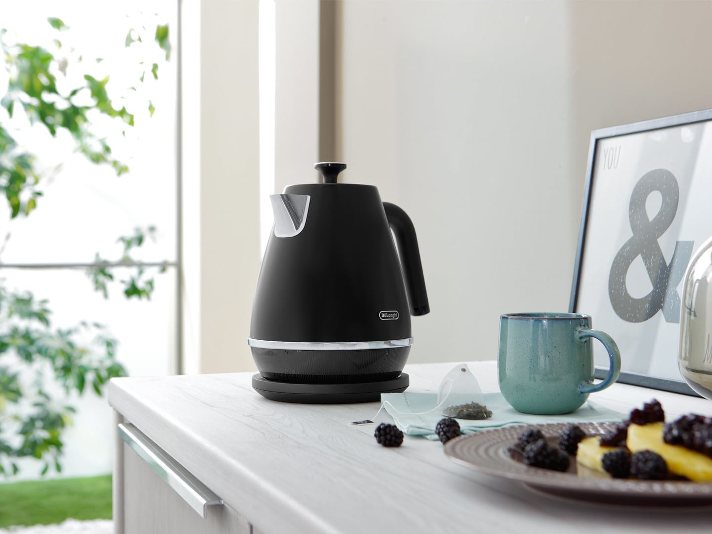 De’Longhi KBIN2001.BK electric kettle – image 2