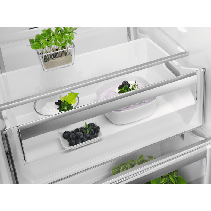 Electrolux ERE3666MFW fridge Freestanding – image 7