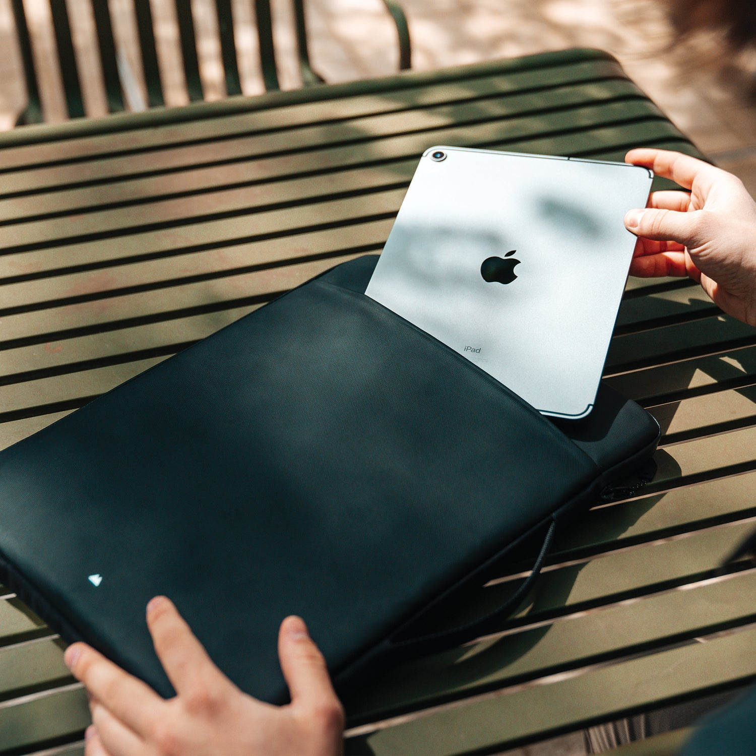 Mous MacBook Pro Sleeve With Handle – image 9