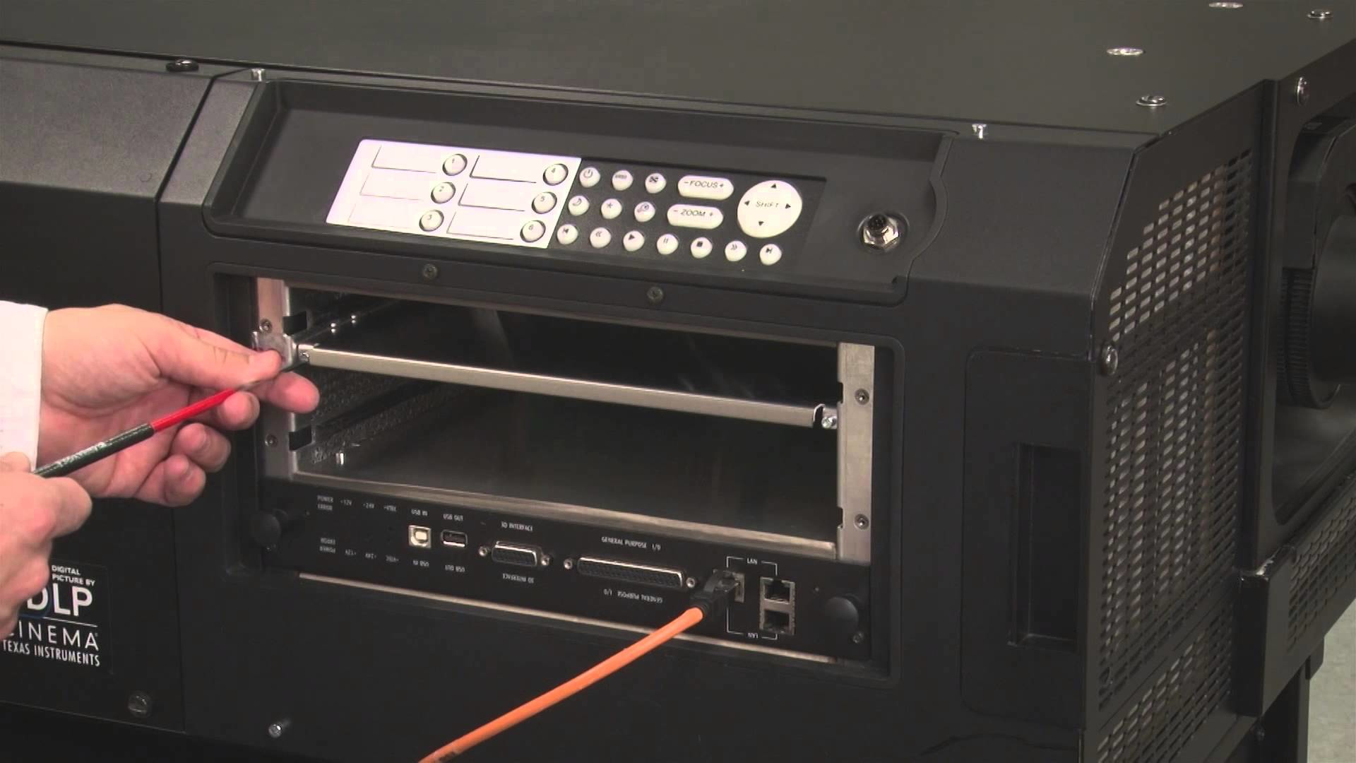 Barco DP2K-15C 14500 ANSI lumens 2K (2048x1080) – image 2