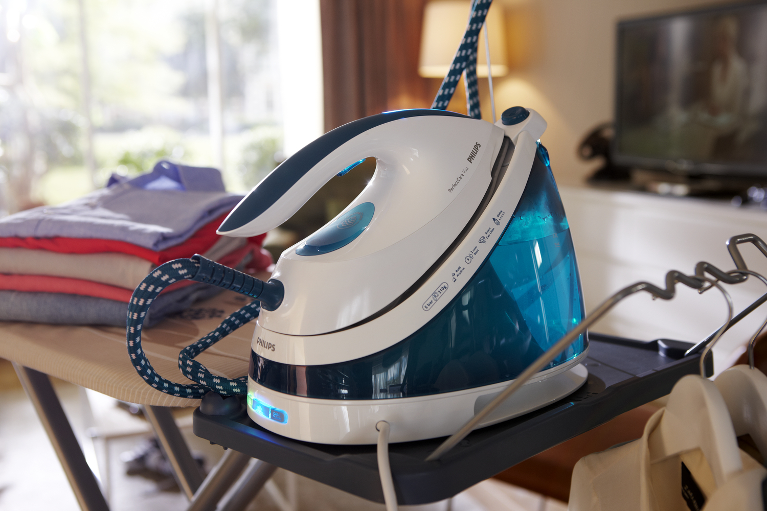 Philips PerfectCare Viva GC7037/27 steam ironing station – image 4