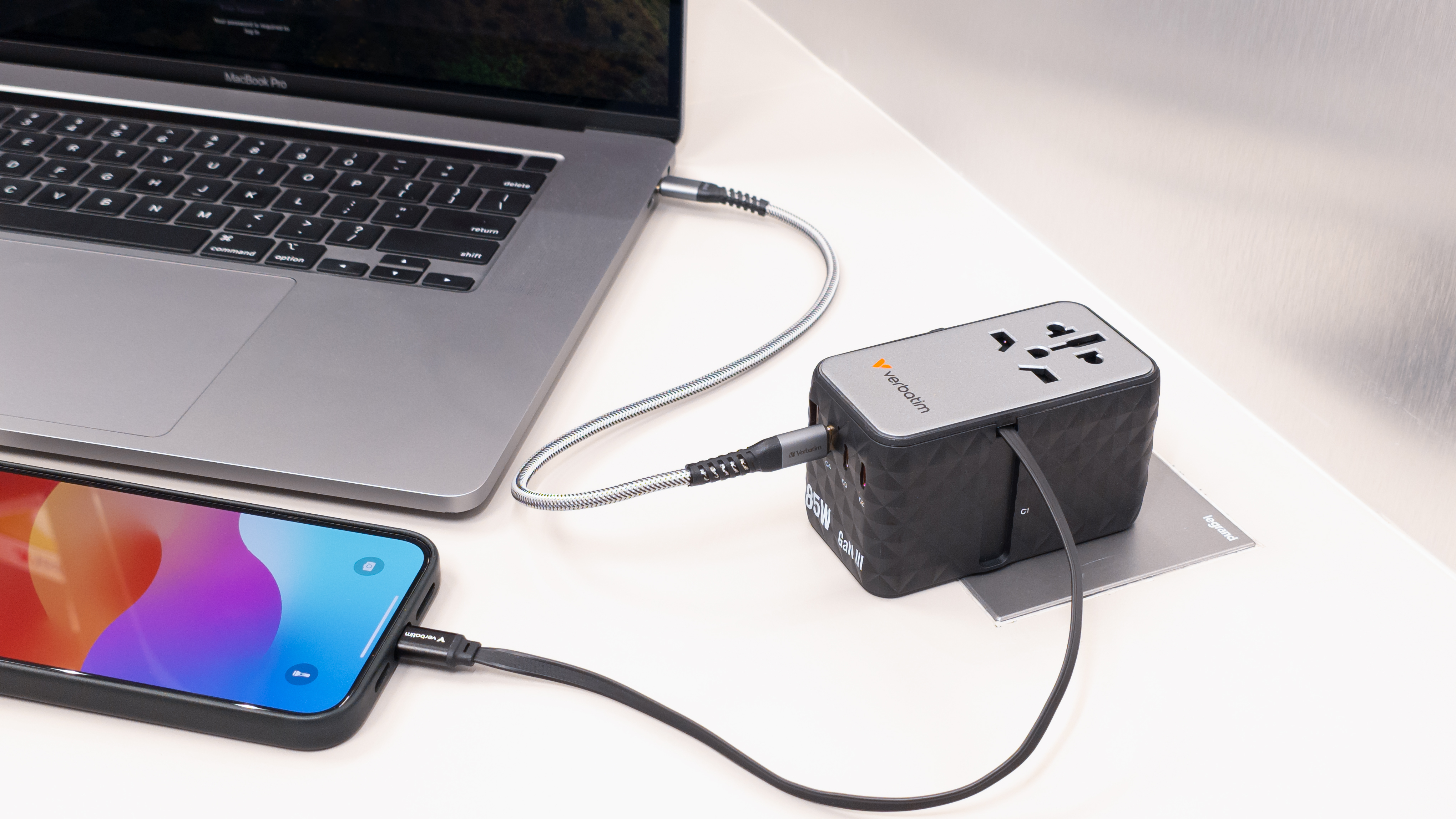 Resim Verbatim Charge 'n' Travel Diamond 85W CNT-02 AC Şarj Cihazı, 1x USB 2.0, 3x USB Type-C, Siyah