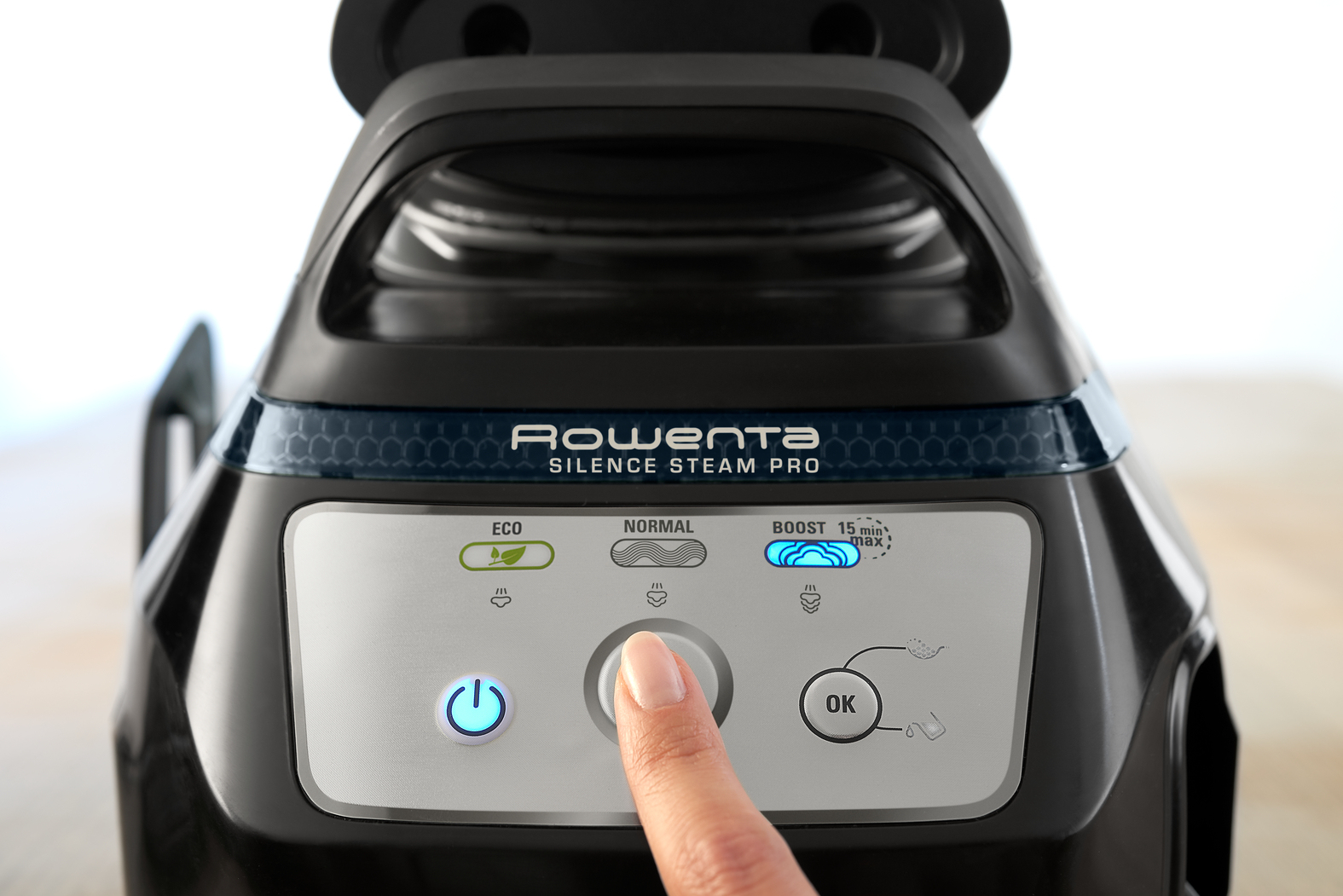 Rowenta DG922 Pressurized steam ironing station – image 3