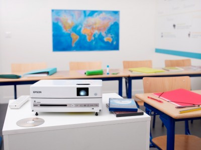 Epson EB-W8D – image 9