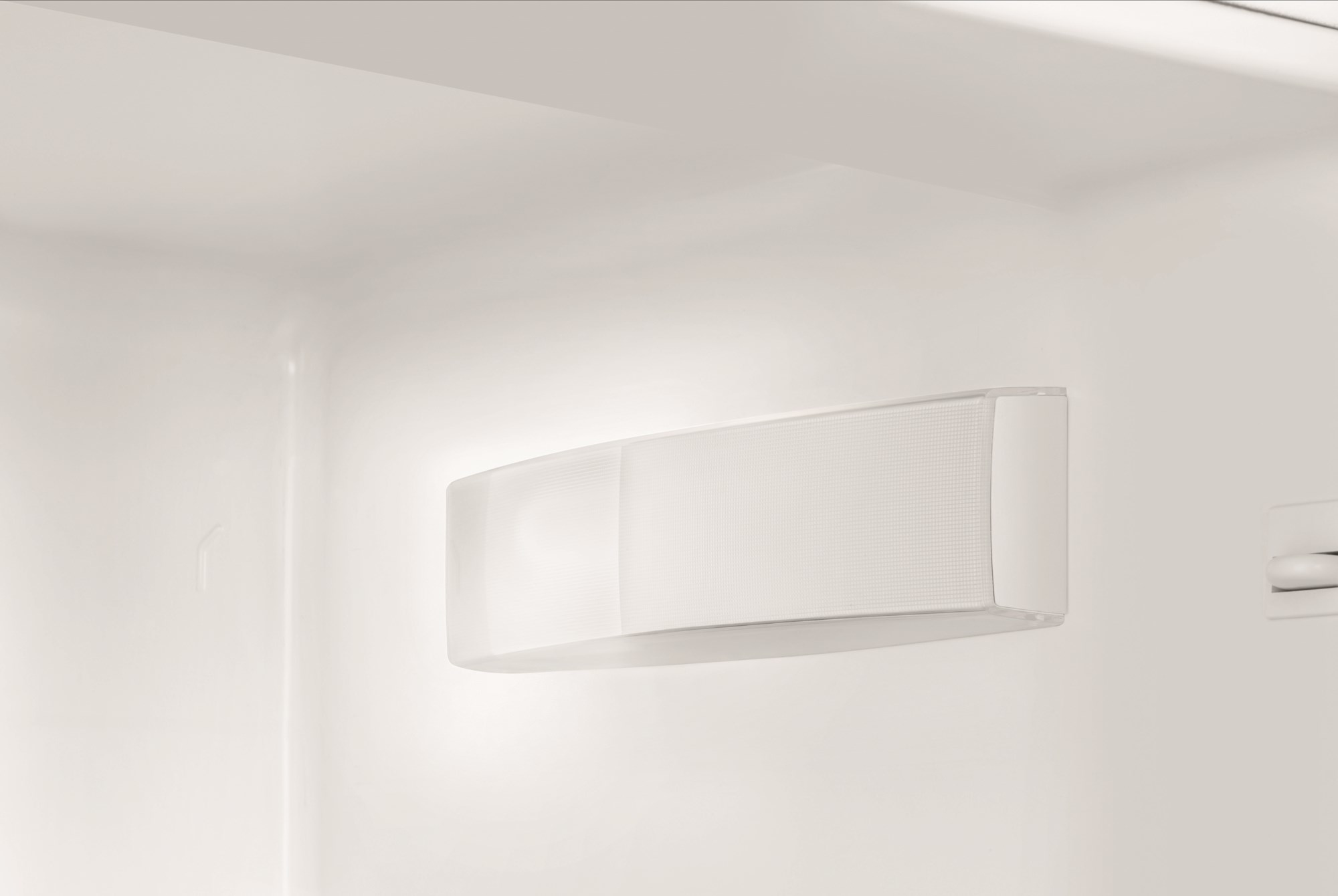 Electrolux ERE3541MFW fridge Freestanding – image 3