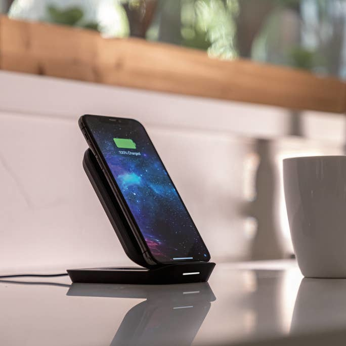 mophie Wireless Charging Stand – image 6