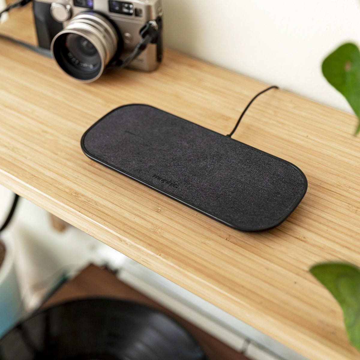 mophie 409903635 mobile device charger Headset, Smartphone Black AC Wireless charging Indoor – image 4