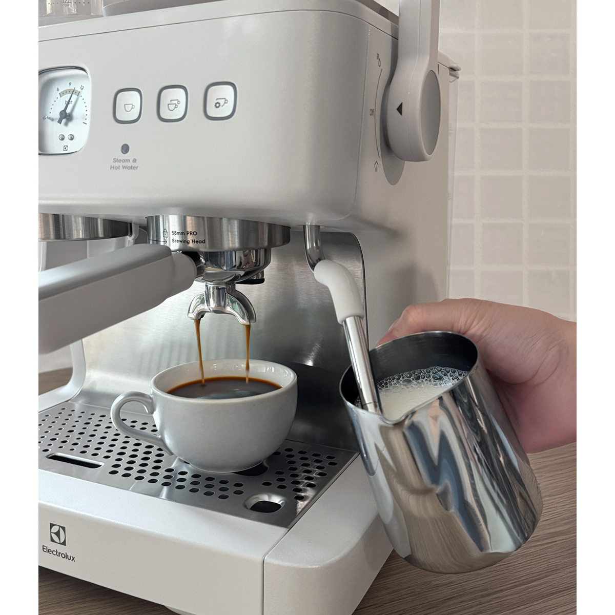 Electrolux E8EC1-8SW coffee maker Manual Espresso machine – image 6