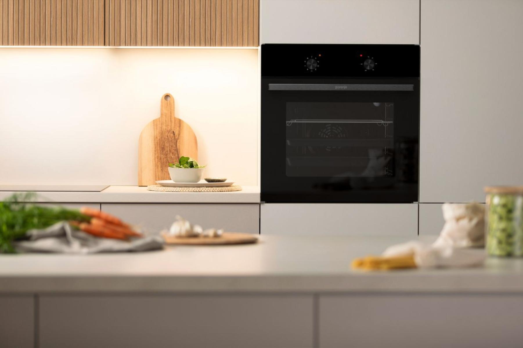 Gorenje Inbyggnadsugn (73 L) med upp till 250 °C för bakning och krispiga ugnsrätter. Stor kapacitet gör det enkelt att laga flera rätter samtidigt, medan enkel – image 9