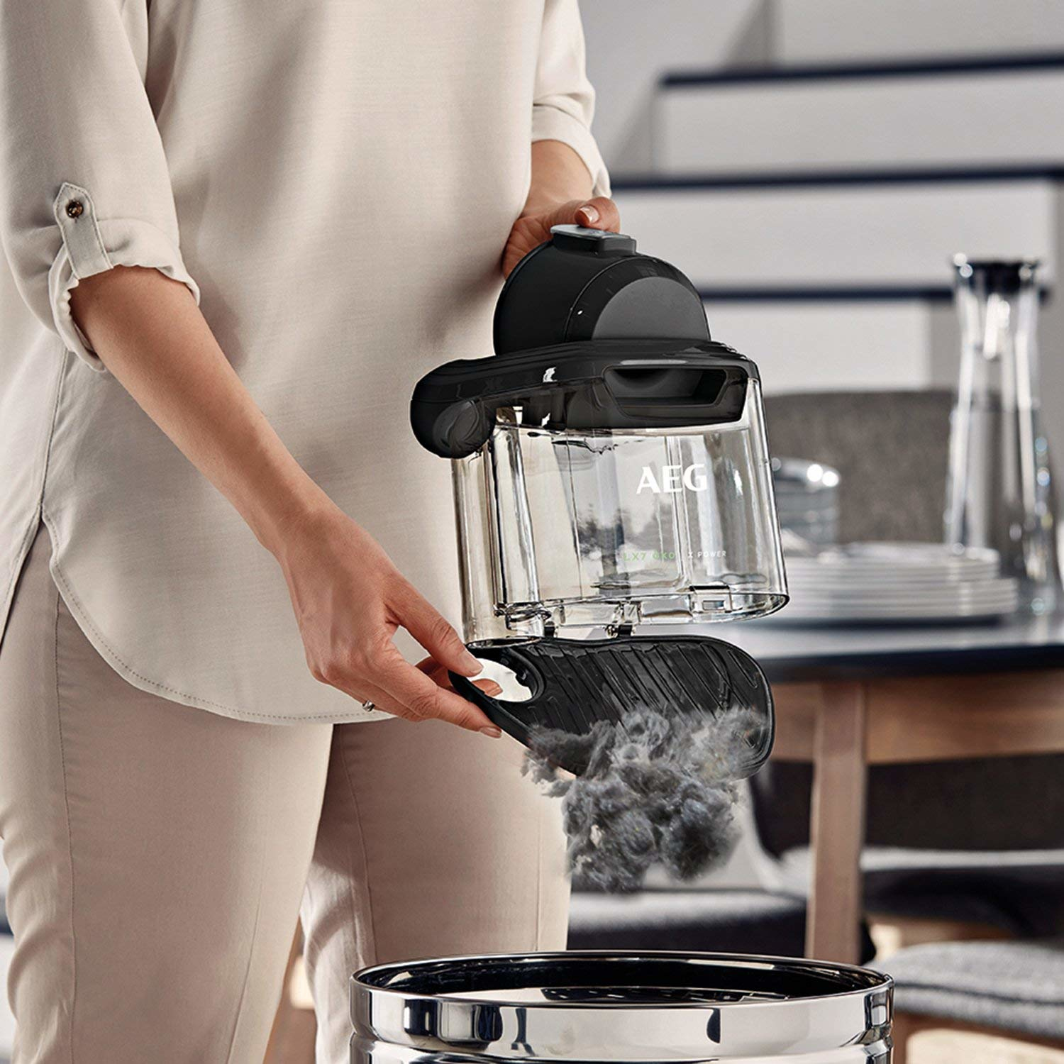AEG LX7-2-ÖKOX 1.4 L Cylinder vacuum Dry 750 W Bagless – image 4