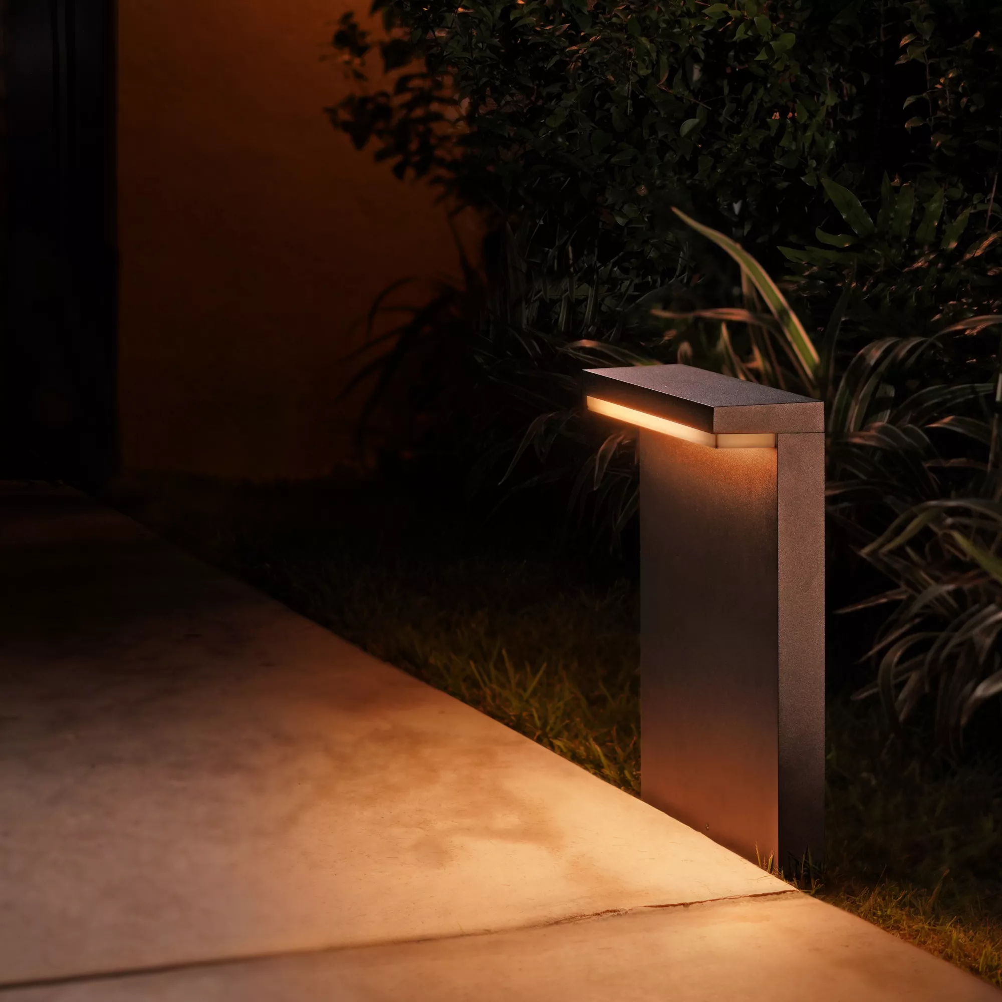 Philips by Signify Philips Hue White and colour ambience Nyro Outdoor pedestal – image 3