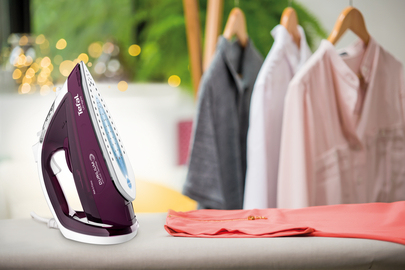 Tefal UltraGliss FV4993E0 iron Dry & Steam iron Durilium Airglide soleplate – image 5