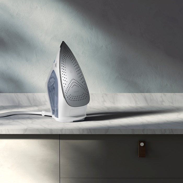 Electrolux E7SI1-4WB Dry & Steam iron Glissium soleplate – image 3
