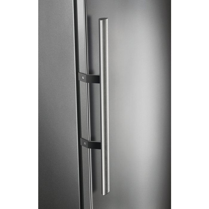 Electrolux ERE3666MFX fridge Freestanding – image 7