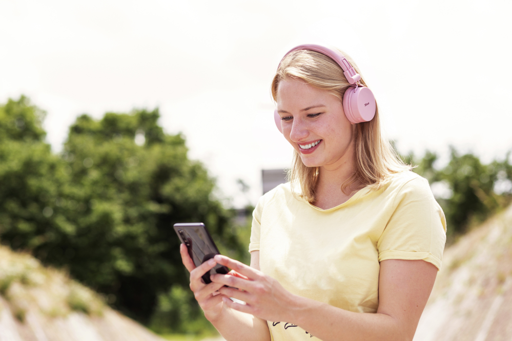 Trust 23910 headphones/headset Wired & Wireless Head-band Music Micro-USB Bluetooth Pink – image 9