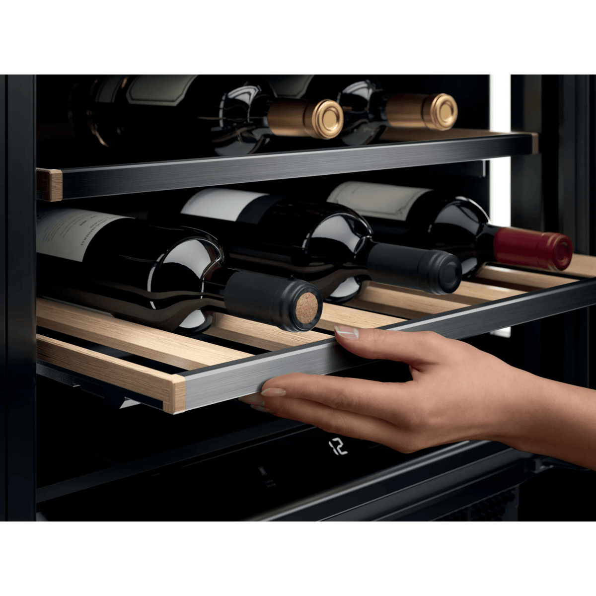 Electrolux EWUS040B8B Built-in Black 40 bottle(s) – image 5