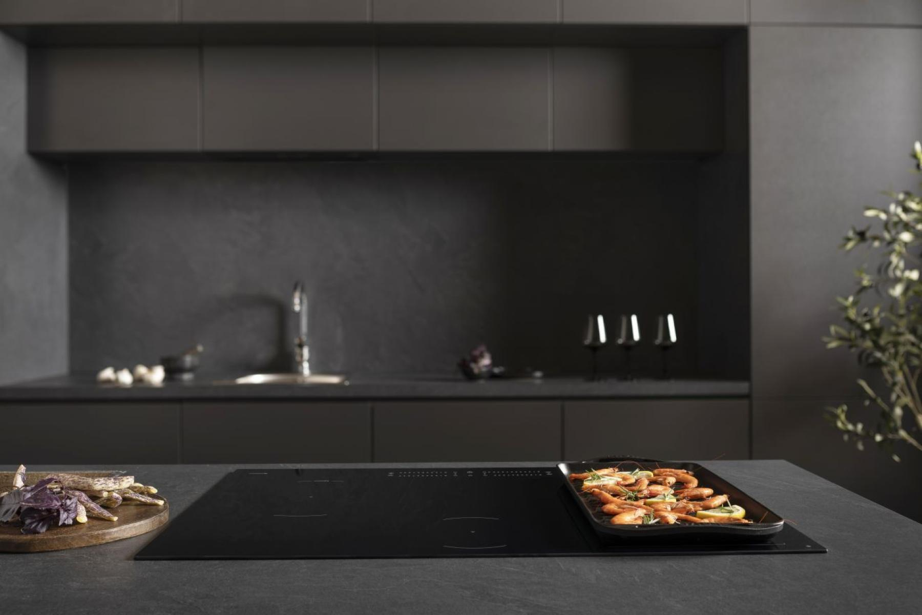 Hisense The HI8432BSCWF induction hob heats up quickly, cooks evenly, and adapts to large cookware with its spacious – image 9