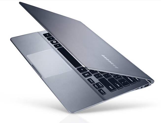 Samsung 9 900X3D-A54 Intel® Core™ i5 i5-3317U 33.8 cm (13.3") HD+ 4 GB DDR3-SDRAM 128 GB SSD Windows 7 Home Premium Silver