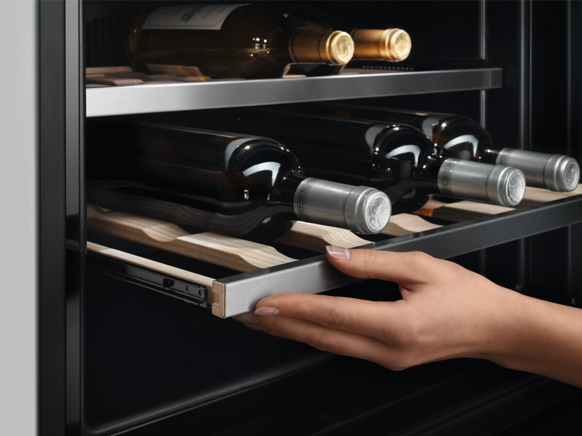 AEG KWK884520M Compressor wine cooler Built-in Black, Stainless steel 18 bottle(s) – image 7