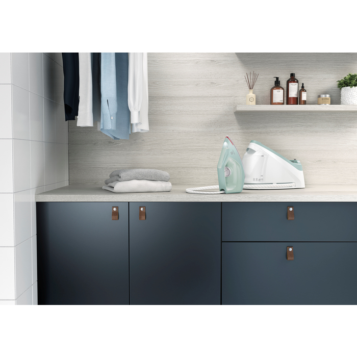 Electrolux E7ST1-2LG steam ironing station – image 3
