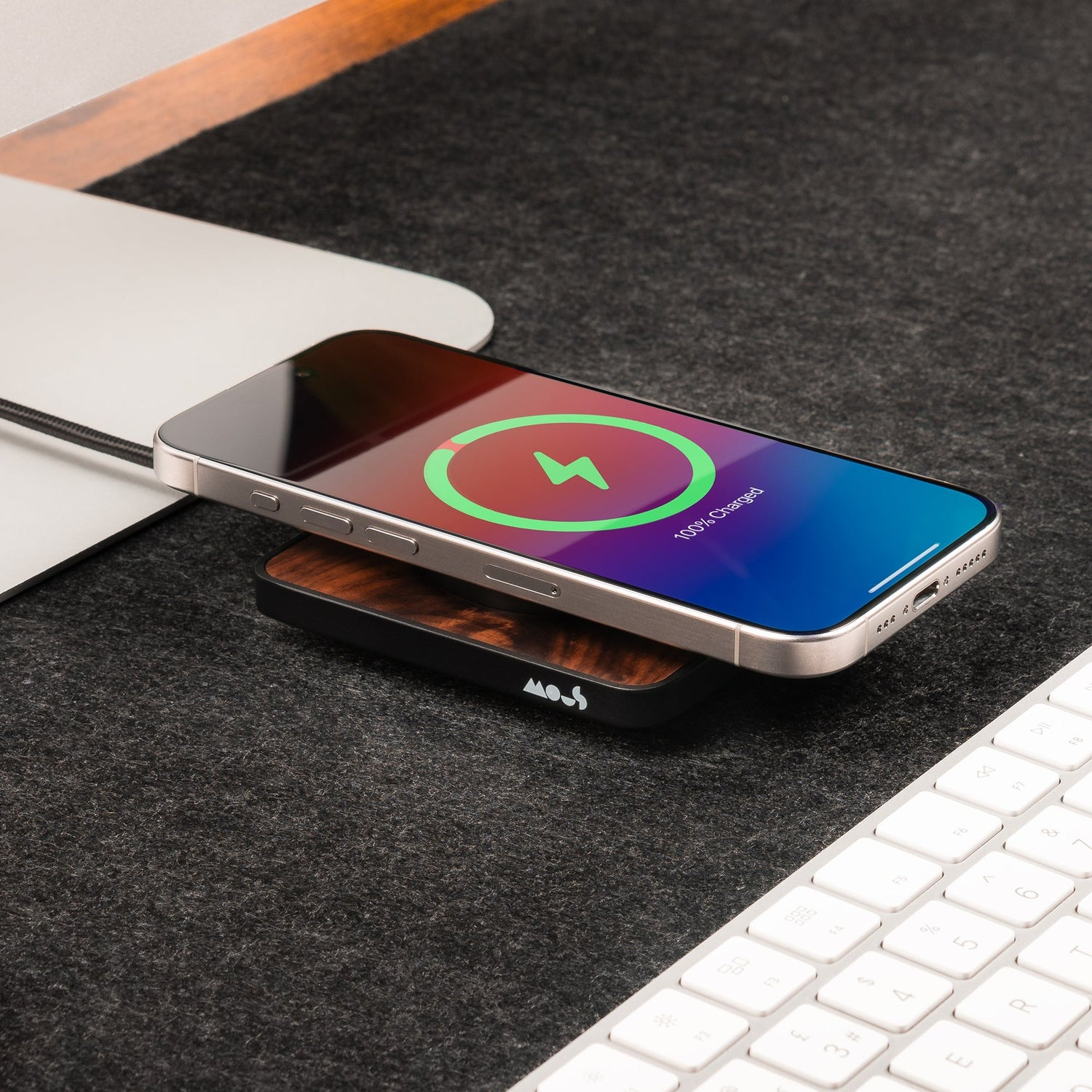 Mous Walnut Charging Pad with MagSafe – image 4