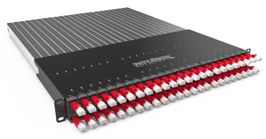 صورة PATCHBOX Plus+ UTP 10 جيجابت إيثرنت، 24 منفذ، RJ-45، أسود/أحمر