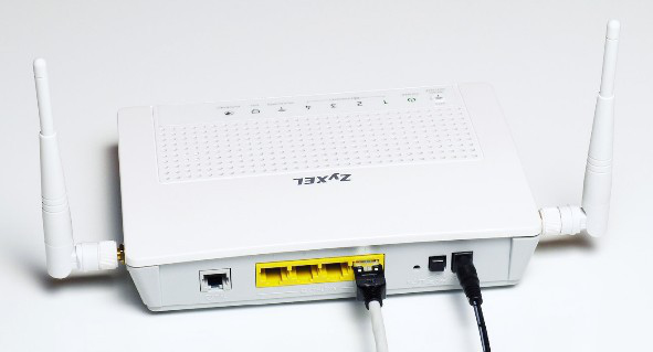 Zyxel P-660HN-I wireless router Fast Ethernet White – image 4